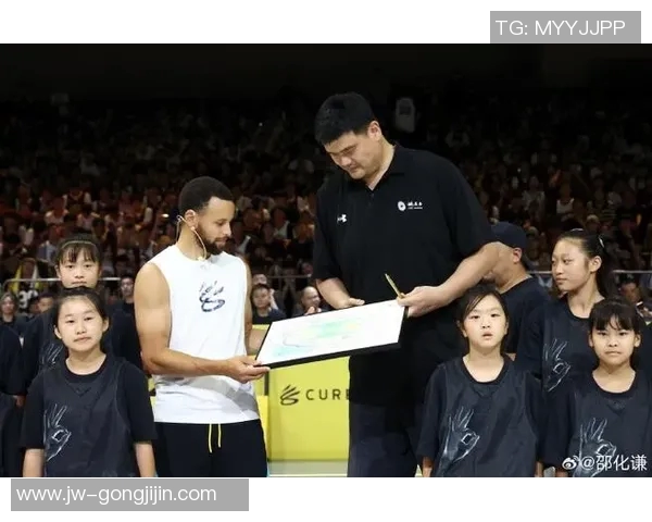 库里与姚明的篮球传奇对决：两位巨星的巅峰时刻与友谊故事