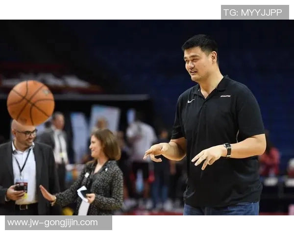 姚明挑战双塔对决展现篮球巨星的巅峰对抗与荣耀时刻 姚明挑战双塔对决展现篮球巨星的巅峰对抗与荣耀时刻