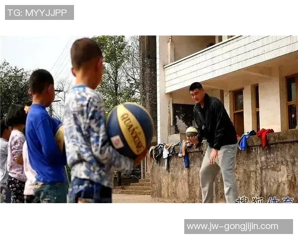 姚明的篮球之路与人生启示：从巨人到榜样的成长历程