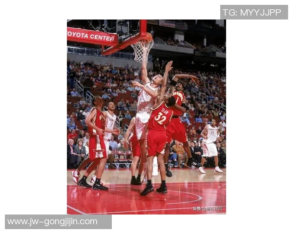 姚明与乔丹的传奇对决篮球场上的巅峰对话与时代交汇的精彩瞬间 姚明与乔丹的传奇对决篮球场上的巅峰对话与时代交汇的精彩瞬间