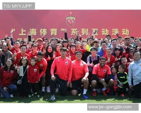 足球明星与粉丝亲密互动活动成功举办引发热烈反响 足球明星与粉丝亲密互动活动成功举办引发热烈反响